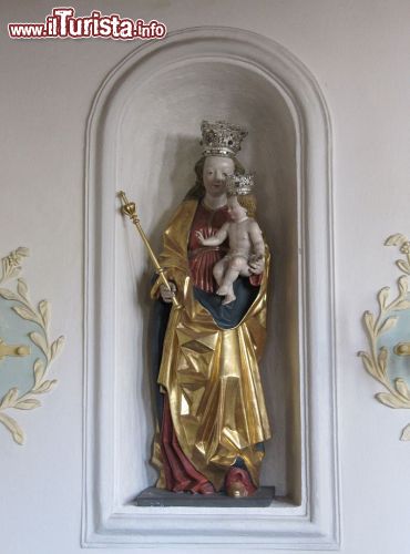 Immagine Una Madonna con bambino all'interno della chiesa di Maria Himmelfahrt a Vagen - © Irmgard (Sucomo) - CC BY-SA 3.0  Wikimedia Commons