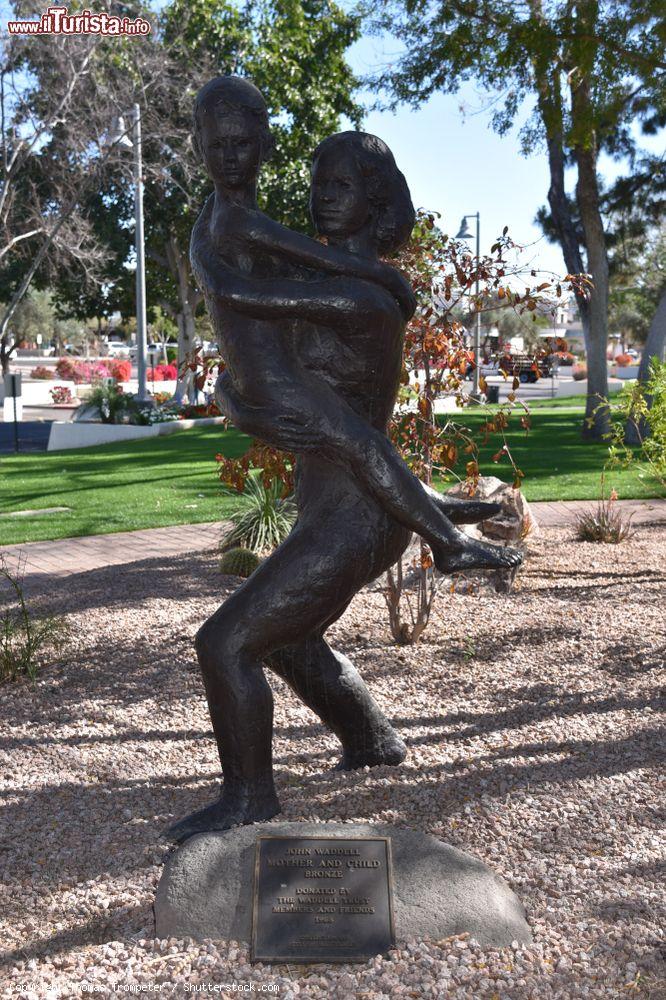 Immagine Madre e figlio, scultura al Municipio di Scottsdale, Arizona (USA) - © Thomas Trompeter / Shutterstock.com