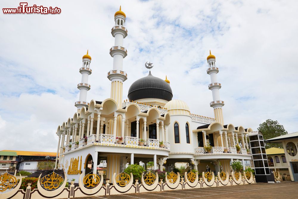 Immagine La maestosa moschea Keizerstraat di Paramaribo, Suriname, America Meridionale. La moschea deve il suo nome alla lunga strada che si trova nel centro città.