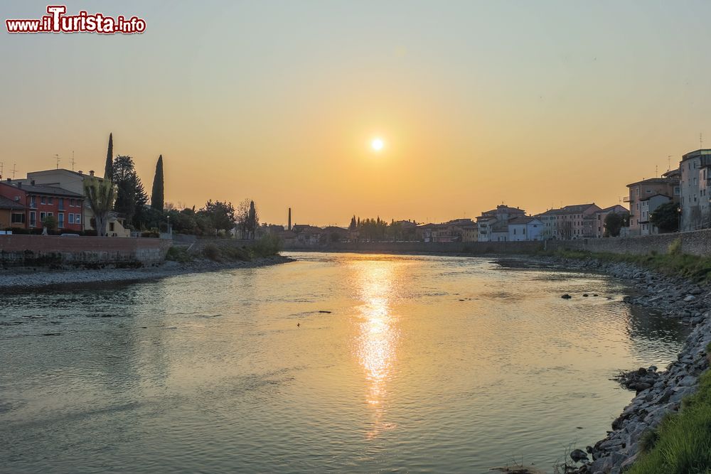 Immagine Magico tramonto sul fiume Adige a Pescantina di Verona, Veneto.