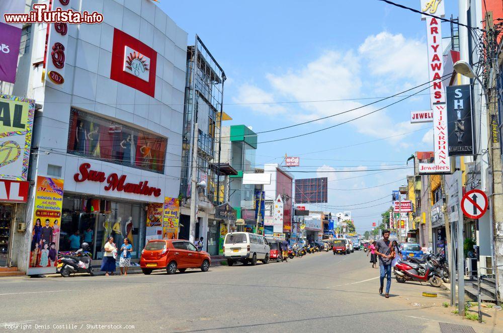 Immagine Main Street, ovvero la strada principale di Negombo, Sri Lanka - © Denis Costille / Shutterstock.com