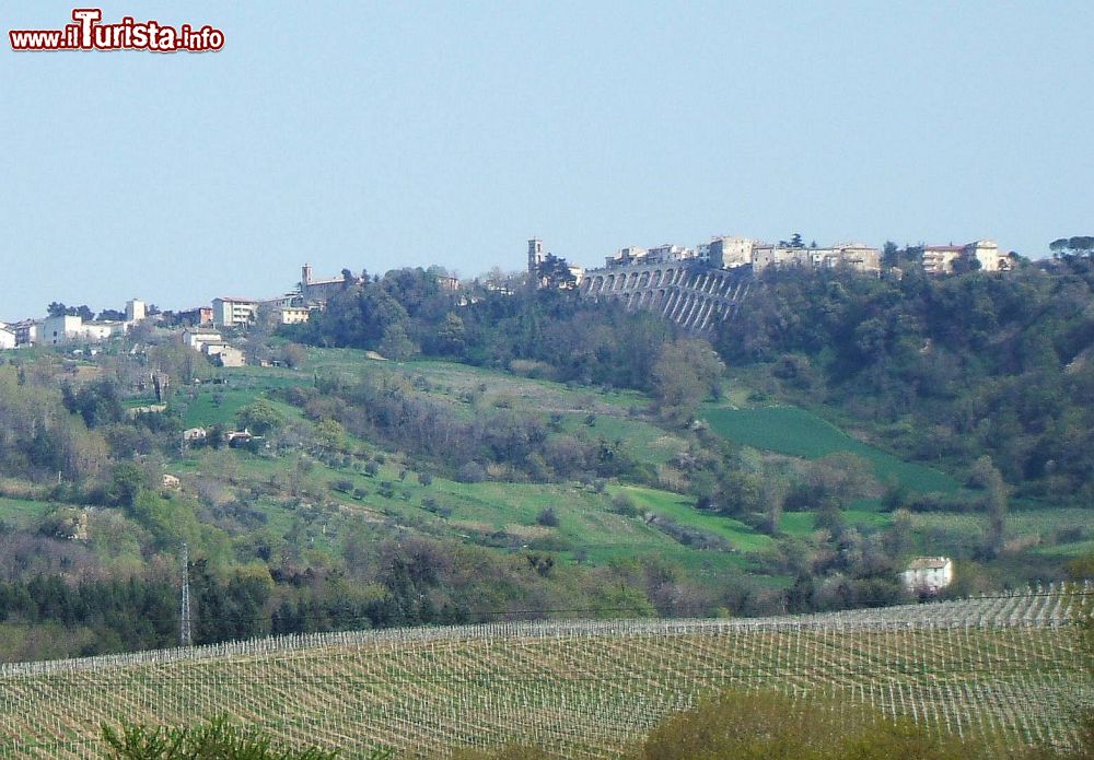 Immagine Comune di Maiolati Spontini: vista del borgo di Moie nelle Marche in provincia di Ancona - © Graziano Coppa, CC BY 2.5, Wikipedia