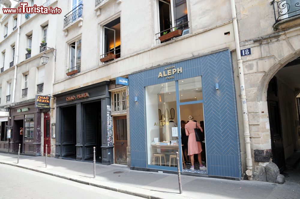 Immagine Maison d'Aleph in Rue de la Verrerie 20 a Parigi, Francia. Qui trovate cioccolata, pasticcini e sorbetti ai fiori d'arancio, rosa, gelsomino, pistacchio e tante altre fragranze tipiche del mondo orientale - © Sonja Vietto Ramus