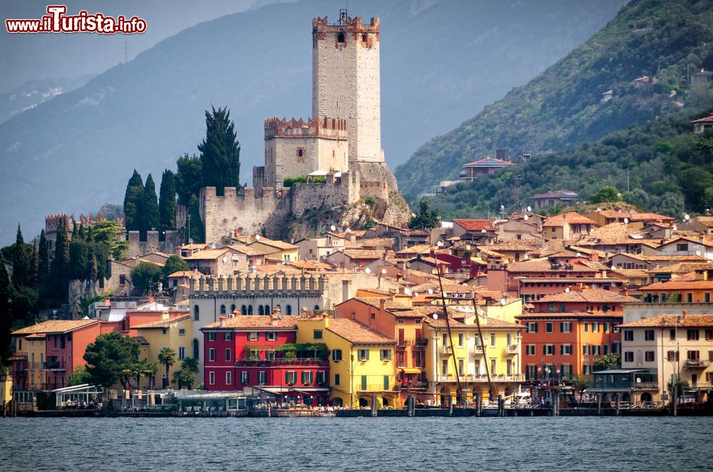 Immagine Un bel panorama di Malcesine sul lago di Garda, Veneto. La città dista circa 60 km da Verona.