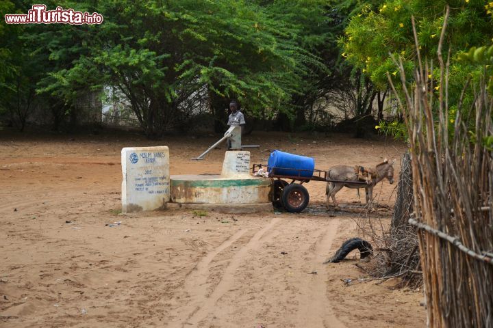 Immagine Mambrui (Kenya): il pozzo dell'acqua è, come in tutti i villaggi, uno dei punti di riferimento per la comunità locale.