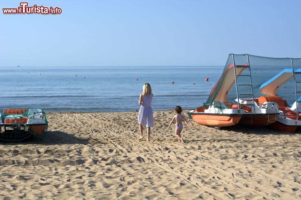 Immagine Mamma e bimbo in spiaggia durante l'estate a Gabicce Mare, Marche.