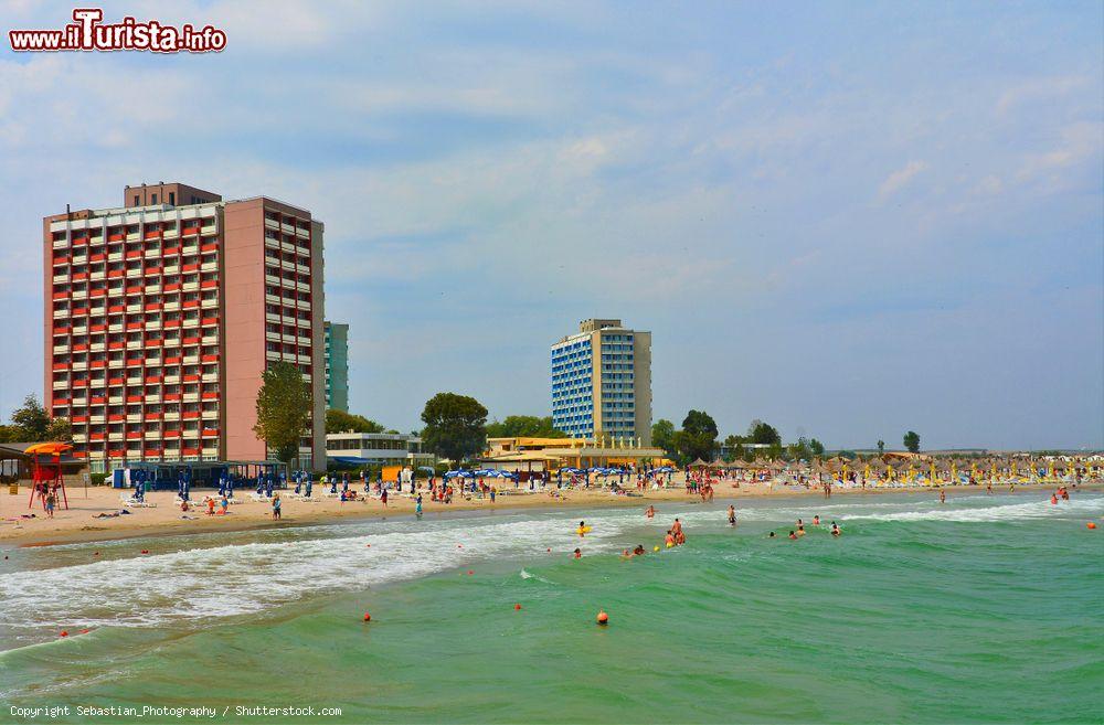 Immagine Mangalia, Romania: la spiaggia sul Mar Nero bagnata da acque limpide - © Sebastian_Photography / Shutterstock.com