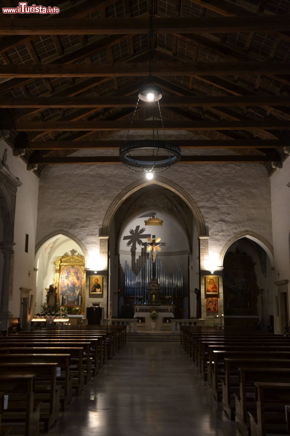 Immagine Maniago (Pordenone): l'interno del Duomo di San Mauro Martire, costruito sul finire del XV secolo.