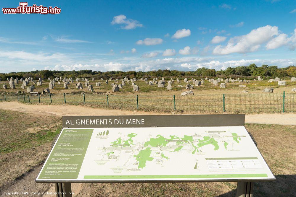 Immagine Mappa del sito megalitico nei pressi del villaggio di Carnac, Francia. Qui troviamo una delle più alte concentrazioni di pietre erette del mondo: sono circa 3 mila e disegnano file di 1 chilometro di lunghezza - © HUANG Zheng / Shutterstock.com