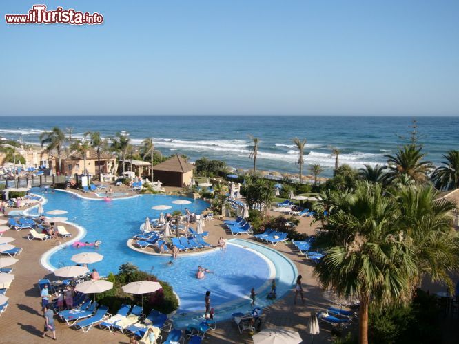 Immagine Marbella Luxury Beach Resort fotografato dall'alto, Spagna. Piscina, palme e relax a due passi dal Mar Mediterraneo  - © Steven Paul Pepper / Shutterstock.com