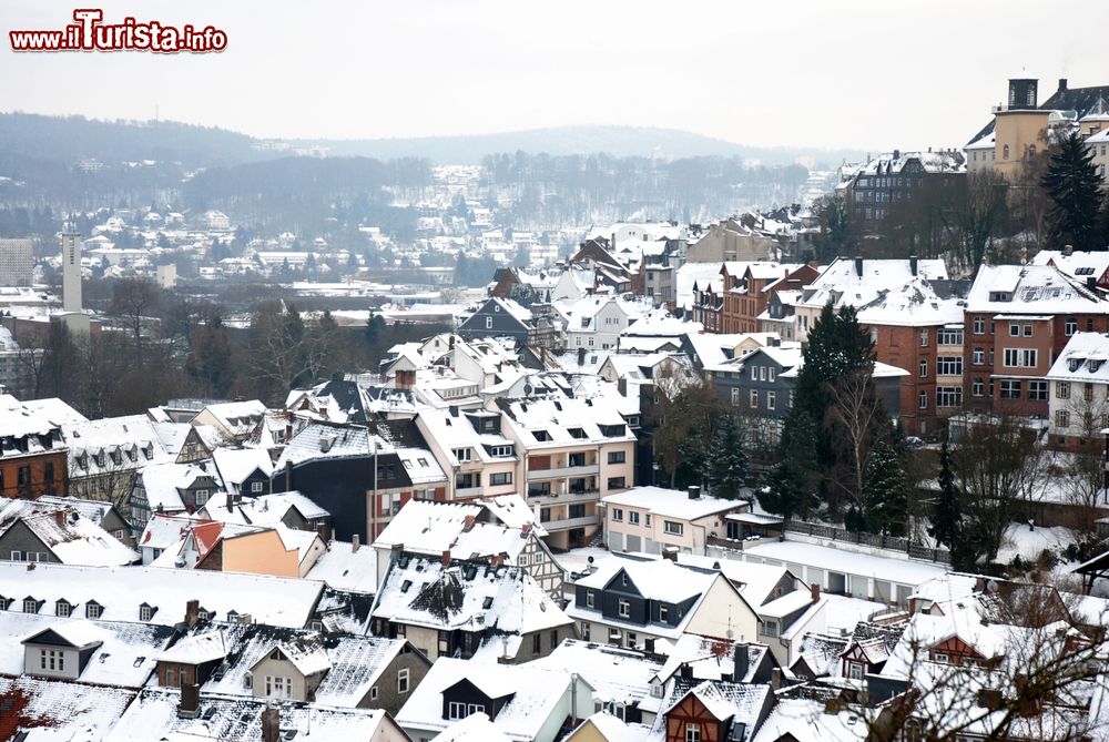 Immagine Marburgo, Germania: il vecchio borgo dopo una bella nevicata invernale