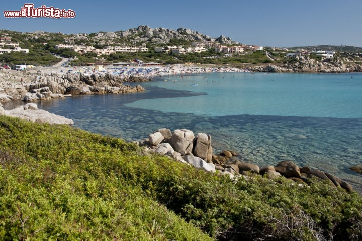 Immagine Scorcio panoramico sul mare a Santa Reparata, Gallura - A fare da cornice all'acqua limpida del mare ci sono le bianche scogliere di granito che abbracciano la cala di Santa Reparata, una delle località più frequentate dai turisti nei mesi estivi © Fabio Lotti / Shutterstock.com