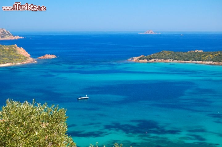 Immagine Il mare spettacolare della Sardegna, fotografato lungo la costa orientale, non lontano dalla località di Budoni  - © Web Picture Blog / Shutterstock.com