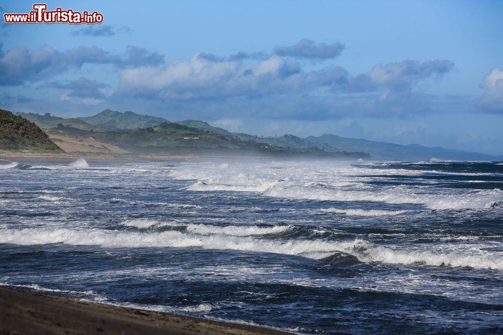 Immagine Mare burrascoso lungo la costa di Viti Levu, Figi.