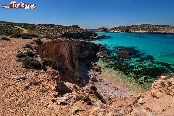 Immagine Mare Mediterraneo a Comino, Malta - Il colore cristallino delle acque che lambiscono l'isola di Comino è una delle sue principali attrattive turistiche: turisti e subacquei non potranno che innamorarsi del contrasto fra l'azzurro limpido del Mare Mediterraneo e le mille sfumature ocra delle rocce © Lukas Jonaitis / Shutterstock.com