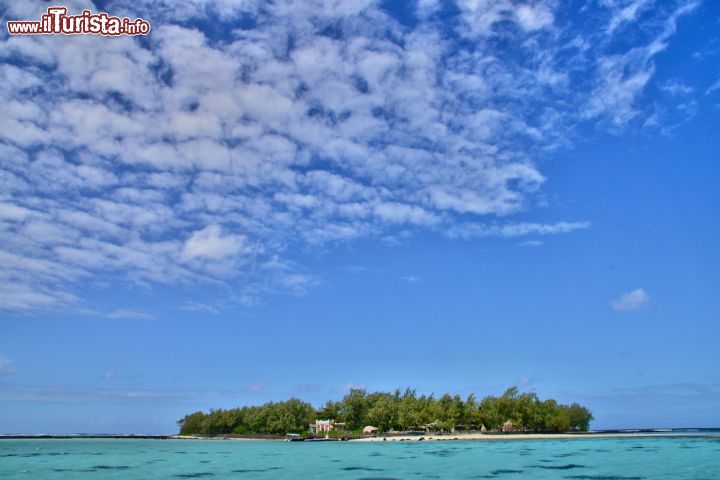 Immagine Mare e cielo di Mahebourg, isola di Mauritius - Sembrano quasi fondersi l'uno con l'altro creando un unico panorama incantevole: a Mauritius i colori dell'acqua e del cielo sono un tutt'uno di tonalità e sfumature blu e azzurre © Pack-Shot / Shutterstock.com