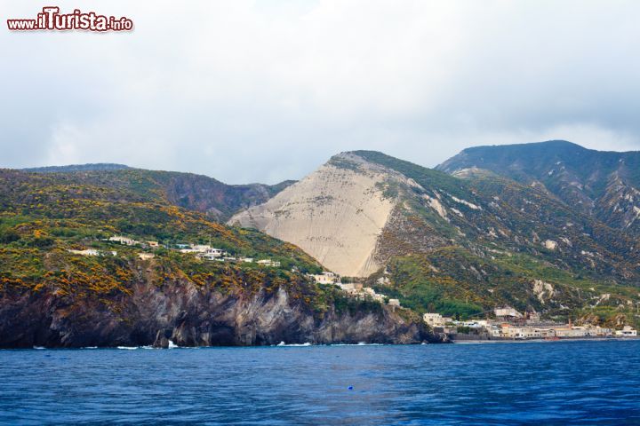 Immagine Mare e costa dell'isola di Salina, Sicilia - Una bel panorama su Salina. La sua forma quasi rettangolare è dovuta ai due coni lavici che la costituiscono, entrambi ormai spenti da parecchio tempo. Grazie alla mancanza di fenomeni vulcanici e all'abbondanza di acqua dolce, quest'isola delle Eolie è la più verdeggiante dell'arcipelago © EugeniaSt / Shutterstock.com