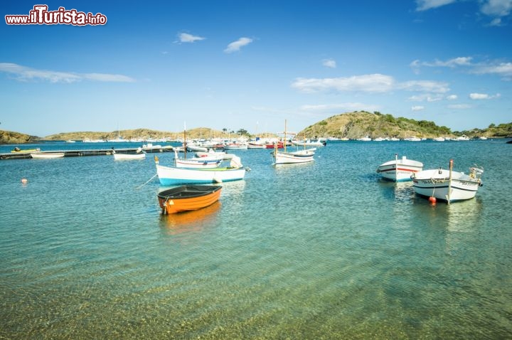Immagine Il mare limpido della Costa Brava nella baia di Cadaques, Spagna 241665319 - © Ammit Jack / Shutterstock.com