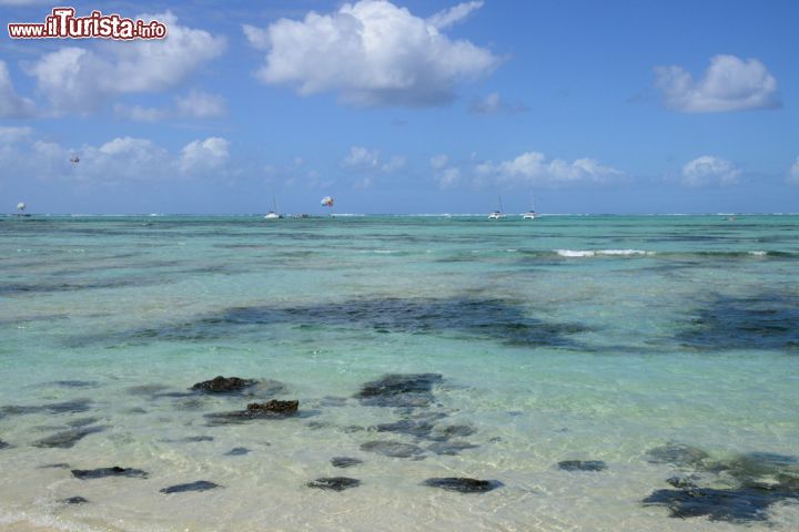 Immagine Mare nei dintorni di Mahebourg, isola di Mauritius - Le acque turchesi che circondano questo paradiso a sud di Mauritius © Pack-Shot / Shutterstock.com