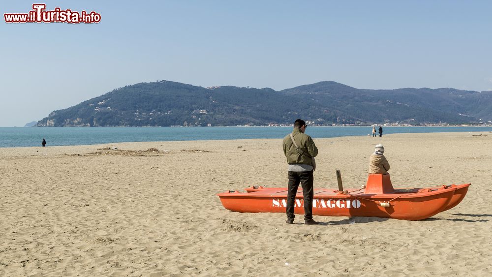 Immagine Marina di Carrara, la grande spiaggia della Toscana in Versilia