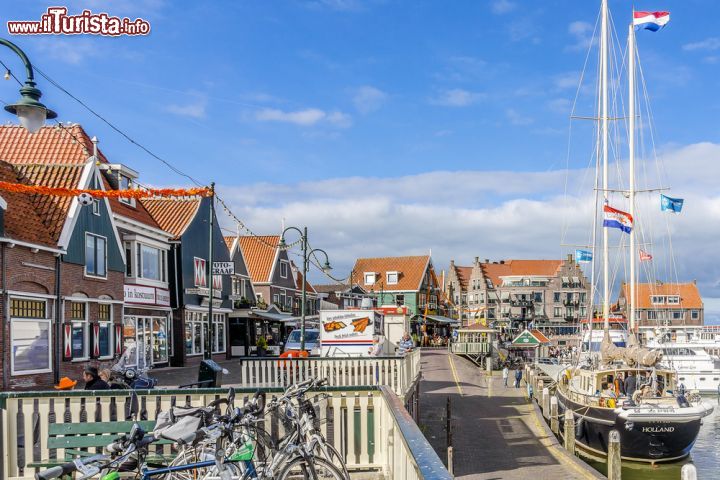 Immagine Marina di Volendam, Olanda - Questa bella provincia dell'Olanda settentrionale è una delle tappe più suggestive da visitare durante un viaggio alla scoperta dei Paesi Bassi. In questa fotografia, la marina di Volendam con negozi e ristoranti © Kiev.Victor / Shutterstock.com