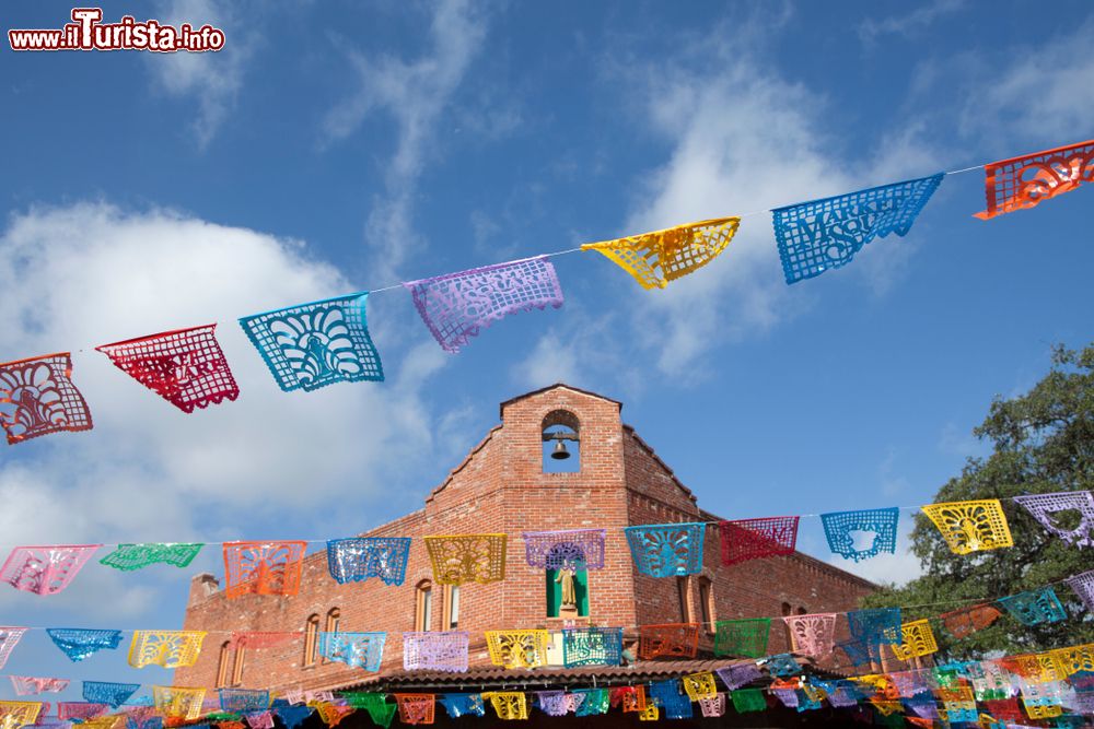 Immagine Market Square a San Antonio, Texas, addobbata a festa.