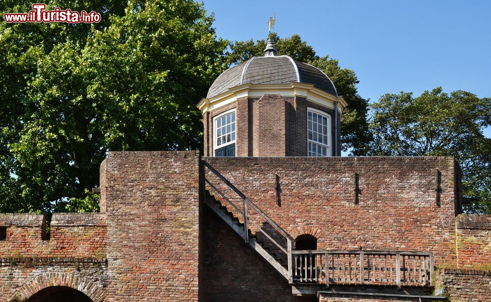 Immagine Martinettoren o Bourgonjetoren a Zutphen, Olanda. Ha cupola e mura costruiti in mattoni rossi su cui si affacciano ampie e luminose vetrate.