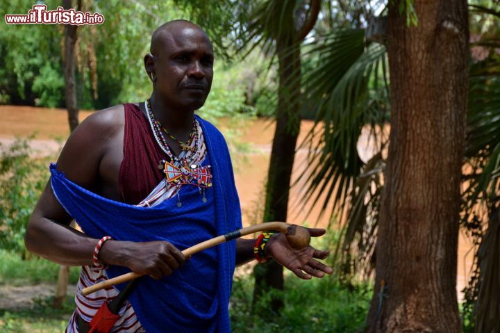 Immagine Un guardiano di etnia Masai presso il Doa Doa Camp, il lodge situato sulle rive del Galana River presso il Parco Nazionale dello Tsavo Est (Kenya).