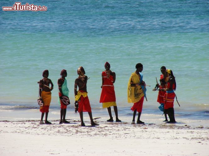 Immagine Masai nei loro abiti tradizionali sulla spiaggia di Diani Beach, Kenya - un gruppo di uomini Masai, popolo di pastori stanziati tra la Tanzania e il Kenya, sulla spiaggia di Diani Beach, vestiti dei loro abiti tradizionali, caratterizzati da splendidi colori sgargianti. - © ppart / Shutterstock.com