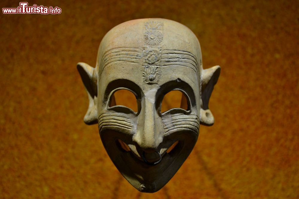 Immagine La maschera ghignante di San Sperate (VI-V secolo a.C.) esposta al Museo Archeologico di Cagliari.