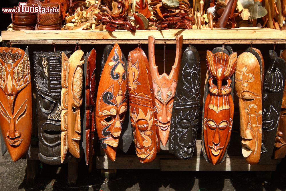 Immagine Maschere artigianali allo Straw Market della capitale Nassau, Bahamas. Chi è alla ricerca di prodotti in legno e pelle, e più in generale di souvenir unici, potrà recarsi in questo caratteristico luogo della città, il più famoso mercato di paglia dell'isola.