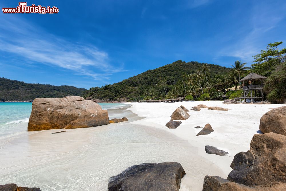 Immagine Massi su una spiaggia tropicale di Palau Redang, Malesia. Quest'isola è una delle preferite dai turisti che si recano in vacanza in Malesia per via del suo mare con acqua trasparente e ricca di coralli.