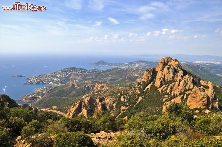 Immagine Massiccio dell'Esterel nei pressi di Agay, Francia - Fotografia aerea dell'Esterel, massiccio di origine vulcanica situato nelle vicinanze della costa del mar Mediterraneo fra le città di Saint-Raphael e Mandelieu-la-Napoule. Formata da porfidi che gli conferiscono il tipico e suggestivo colore rossastro, quest'area, considerata uno degli itinerari costieri più belli della Costa Azzurra, è anche parco demaniale con macchia mediterranea, fauna selvatica e panorami mozzafiato, tutti con lo sfondo di affioramenti rocciosi colorati di rosso © macumazahn / Shutterstock.com