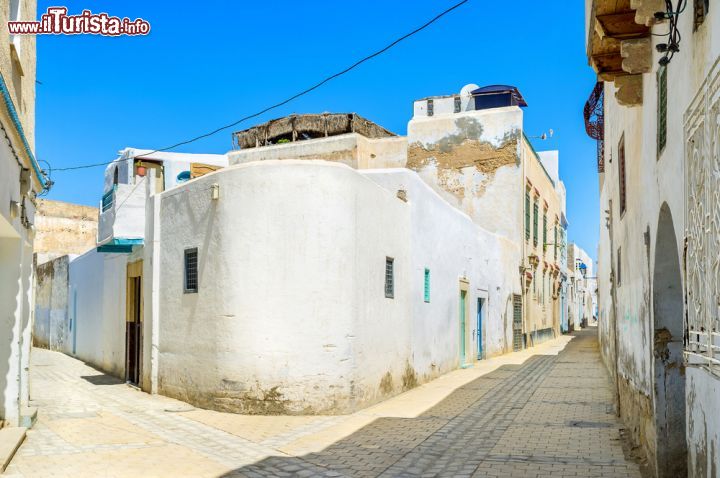 Immagine Medina di Kairouan, Tunisia - Vecchie case e moschee si affacciano sulle viuzze caotiche di questa città tunisina dichiarata patrimonio Unesco nel 1988. Alte mura nascondono i souk di Kairouan e il vociare dei mercanti © Fesenko Ievgenii / Shutterstock.com