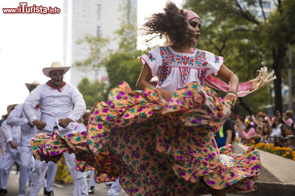 Immagine La commemorazione del Día de Muertos vede come sempre numerose iniziative sparse per Città del Messico, come la Mega Procesión de las Catrinas.