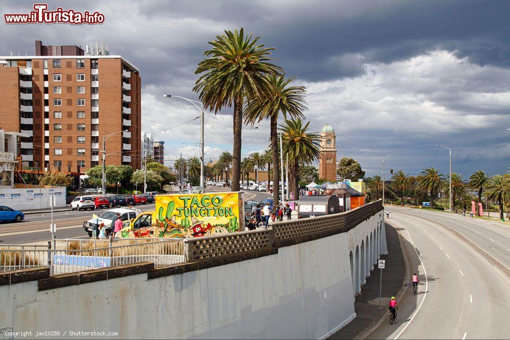 Immagine Melbourne, il mercato domenicale di St Kilda Esplanade (Australia). Di lato, Jacka Boulevard sul lungomare della baia di Port Phillip- © jax10289 / Shutterstock.com