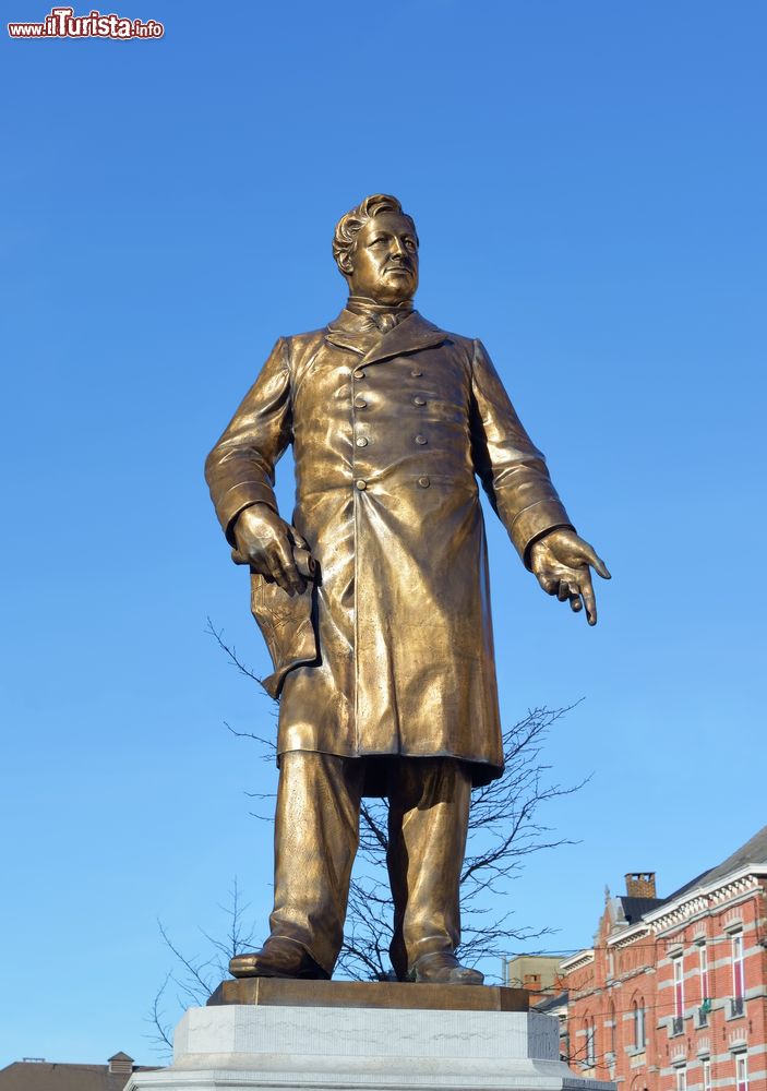 Immagine Il memoriale a Amand Mairaux nella cittadina di Saint Vaast-La Louviere, nei pressi di Binche, Belgio. Questa bella statua è stata realizzata da Victor Rousseau nel 1890.