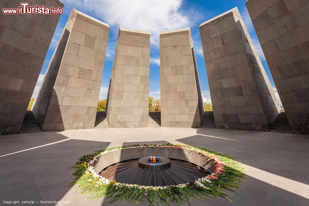 Immagine Il memoriale alle vittime del genocidio armeno a Yerevan, Armenia. Si trova sulla spianata della collina di Dzidzernagapert (Forte delle rondini) e ogni anno il 24 di aprile gli armeni di tutto il mondo salgono qui per commemorare le vittime del massacro delle popolazioni armene - © saiko3p / Shutterstock.com