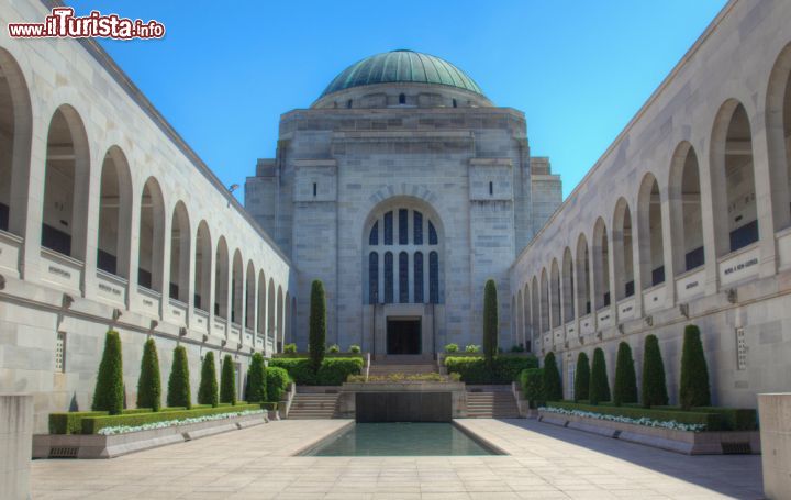 Immagine Memoriale di guerra a Canberra (Australia) - Si tratta del palazzo che ospita iniziative di sostegno per supportare moralmente tutti i caduti in guerra australiani. Venne costruito nel 1941 ed è considerato da tutto il mondo, una delle realtà monumentali più importanti per il messaggio che porta. Lodevole il pensiero e ancora più meritevole il fatto che esista un Paese in grado di pensare ad un omaggio del genere - © Dan Breckwoldt / Shutterstock.com