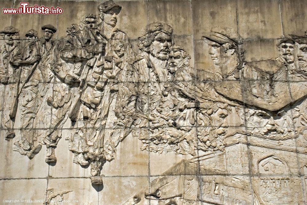 Immagine Il memoriale di Ernesto Che Guevara a Santa Clara, Cuba. Sui muri del complesso sono scolpite immagini e frasi del guerrigliero argentino qui sepolto - foto © Attila JANDI / Shutterstock.com