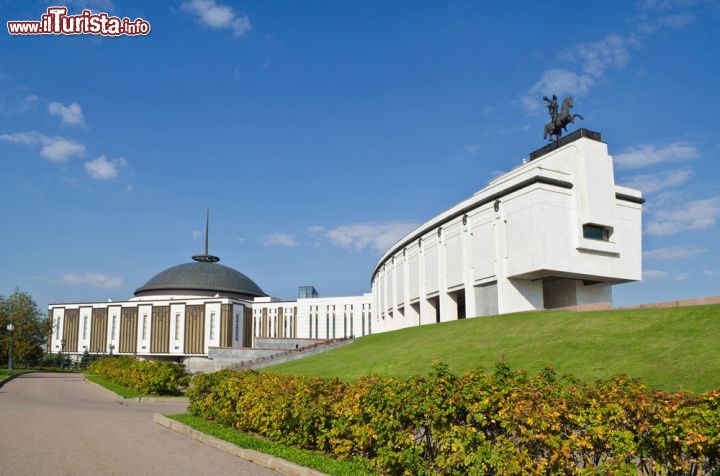 Immagine Memoriale nel Parco della Vittoria di Mosca, Russia - iI trova sulla collina Poklonnaja, uno dei punti più alti di Mosca, il Parco della Vittoria che ospita il grande memoriale dedicato alla "vittoria del popolo sovietico nella grande guerra patriottica del 1941- 45", come si legge in una targa in granito apposta sull'altura © slava17 / Shutterstock.com