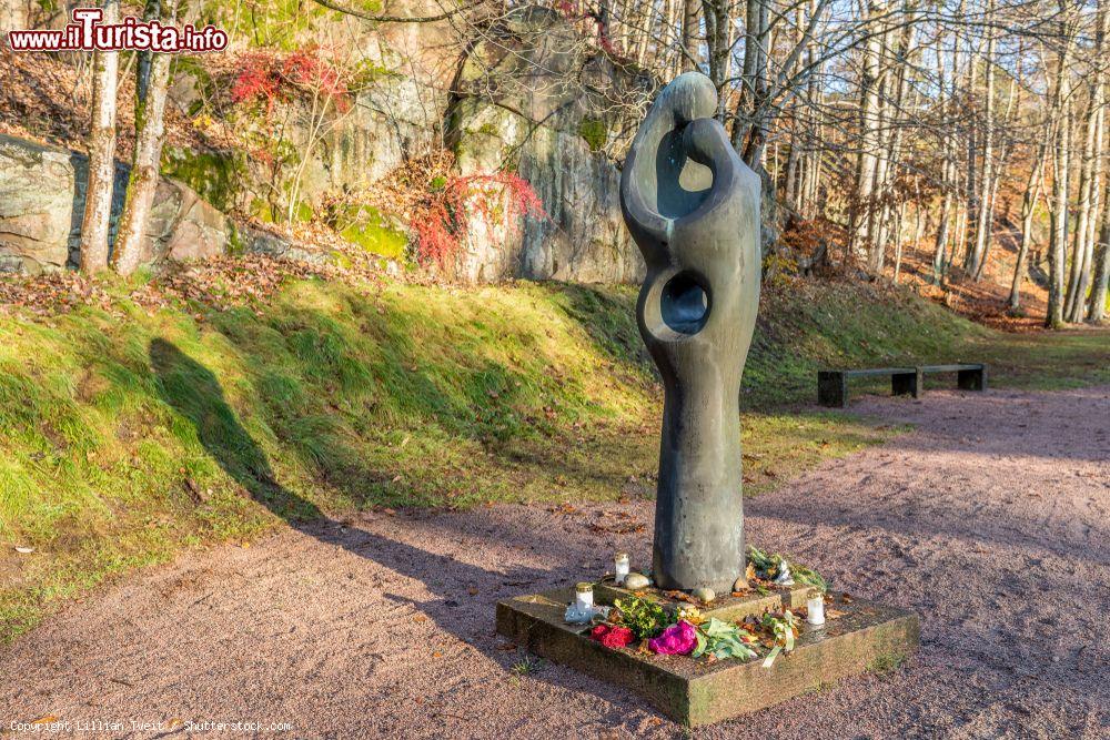 Immagine Memoriale nel parco di Oddernes, Kristiansand, Norvegia. La scultura ritrae simbolicamente due persone che si sostengono l'un l'altra  - © Lillian Tveit / Shutterstock.com