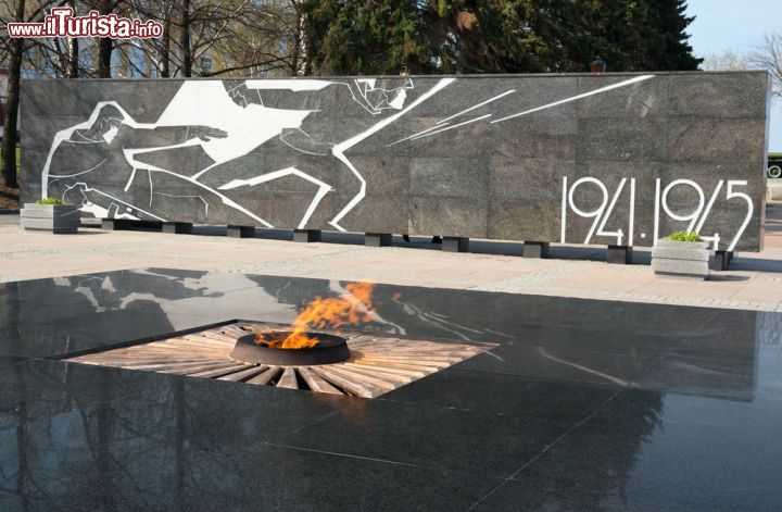 Immagine La fiamma eterna presso il memoriale della seconda guerra mondiale a Nizhny Novgorod, in Russia, si trova all'interno delle mura del locale Cremlino - foto © Elena Mirage / Shutterstock.com