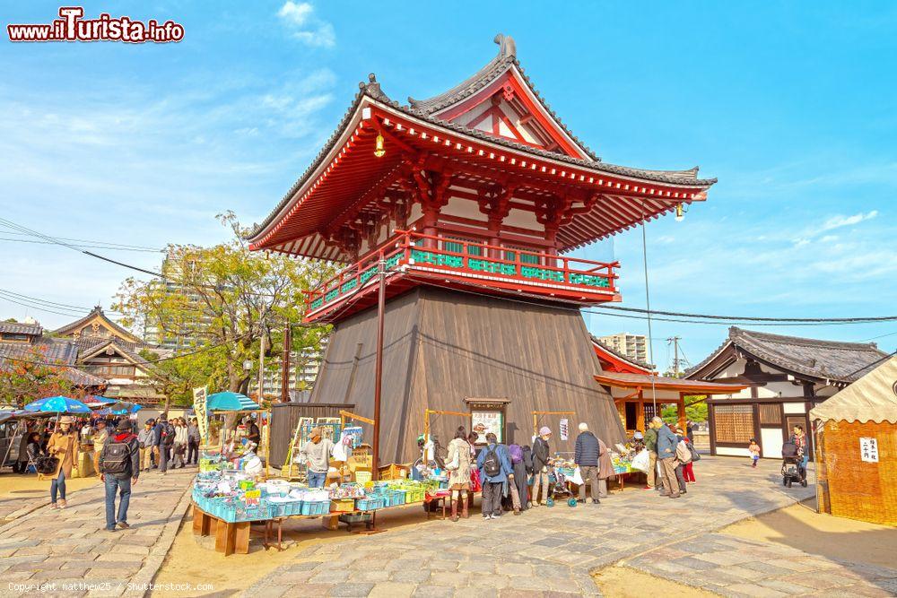 Immagine Mercatino delle pulci al Tempio Shitennoji di Osaka, Giappone. Si svolge il 21 e 22 di ogni mese - © matthew25 / Shutterstock.com