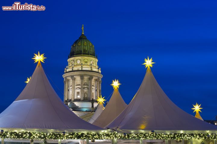 Immagine Il mercatino di Natale sulla piazza Gendarmenmarkt a Berlino - © AR Pictures / Shutterstock.com
