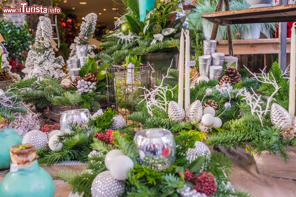 Immagine Mercatino di Natale a Haarlem, Olanda: composizioni floreali in vendita.