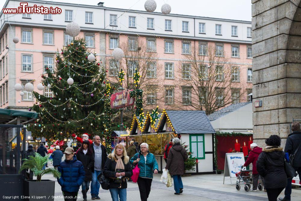 Immagine Mercatino di Natale nel quartiere di Barmen a Wuppertal, Germania. Questa graziosa località del Nord Reno-Westfalia è adagiata lungo un'ansa del fiume Wupper - © Elena Klippert / Shutterstock.com