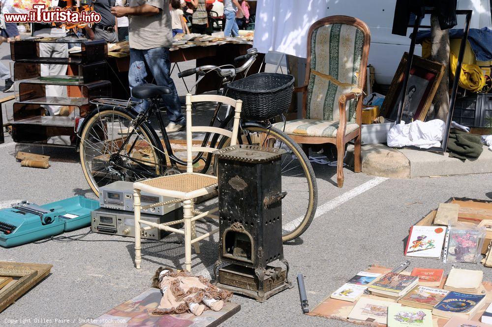 Immagine Mercatino domenicale a Anduze, Francia: qui turisti e abitanti si incontrano per comprare o vendere oggetti di ogni genere - © Gilles Paire / Shutterstock.com