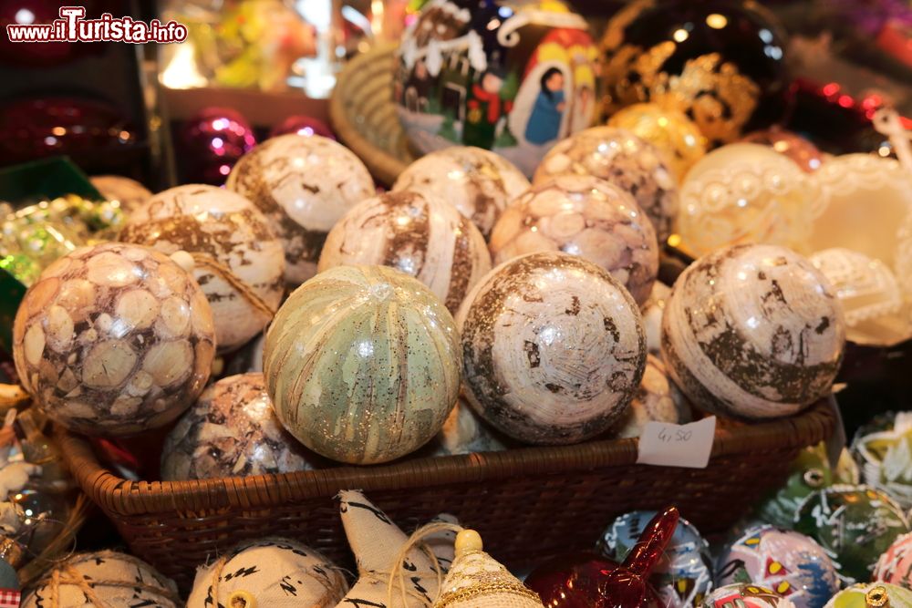 Immagine Il mercatino natalizio di Santa Lucia a Bologna, Emilia Romagna. La fiera dedicata a Santa Lucia si svolge nel portico della chiesa di Santa Maria dei Servi lungo Strada Maggiore ed è l'evento più importante del Natale bolognese.