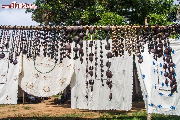 Immagine Oggetti artigianali in vendita presso il mercatino turistico dell'isola di Nosy Komba (Madagascar) - foto © Pierre-Yves Babelon / Shutterstock.com